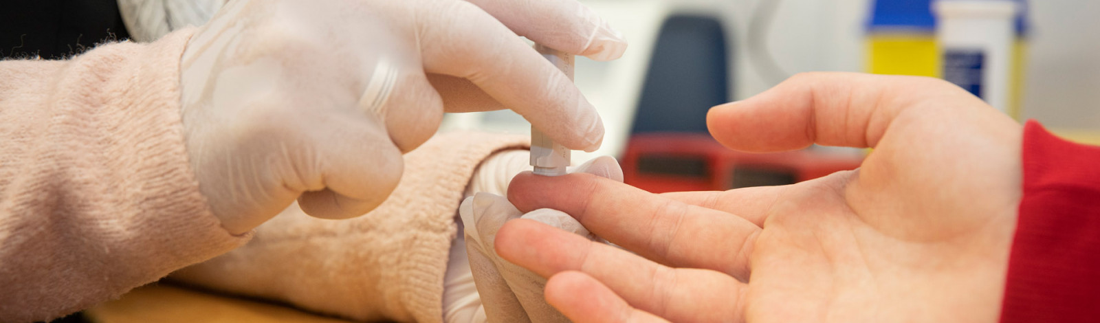 Assistente van huisarts prikt vinger voor bloedsuikerwaarde